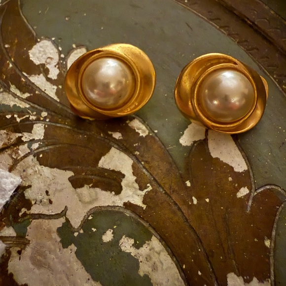 Vintage Elegant Brushed Gold and Pearl Clip On Earrings - Picture 3 of 9